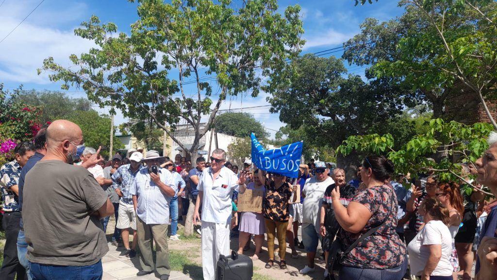 SOCIOS Y VECINOS DE LA COOPERATIVA DE QUILINO SE MANIFIESTAN POR LA FACTURACIÓN EXCESIVA