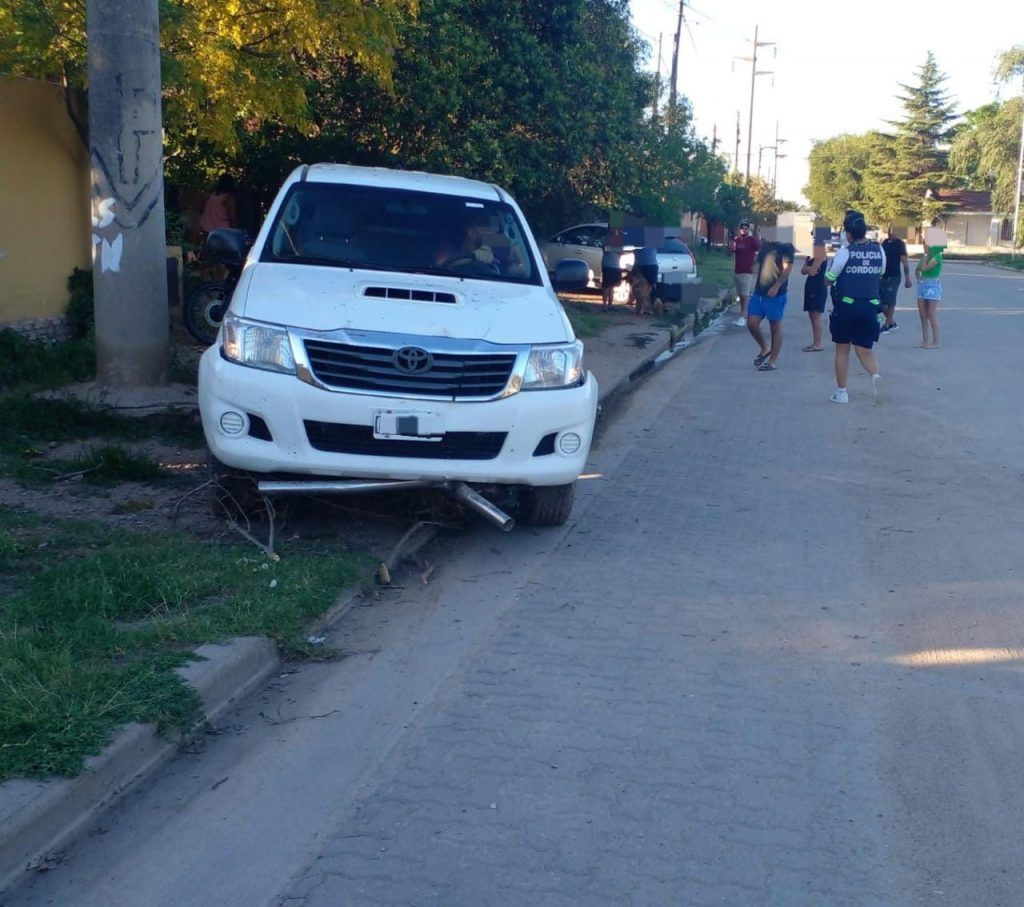 UNA CAMIONETA PERDIÓ EL CONTROL Y TERMINÓ EN LA VEREDA EN VILLA DEL TOTORAL