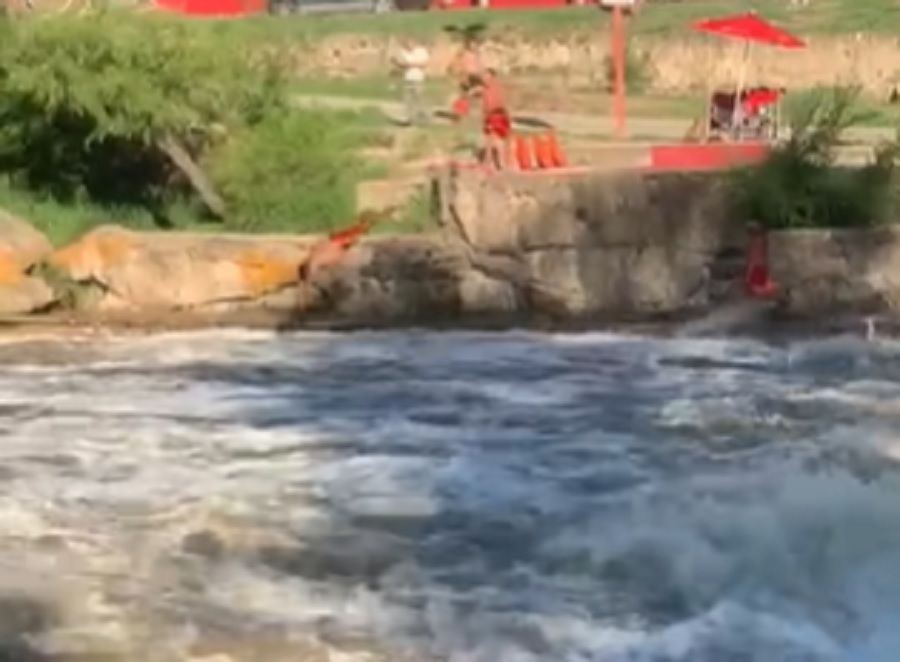 EL VIDEO VIRAL DEL “VUELO” DE LOS GUARDAVIDAS DE CARLOS PAZ LANZÁNDOSE AL RIO