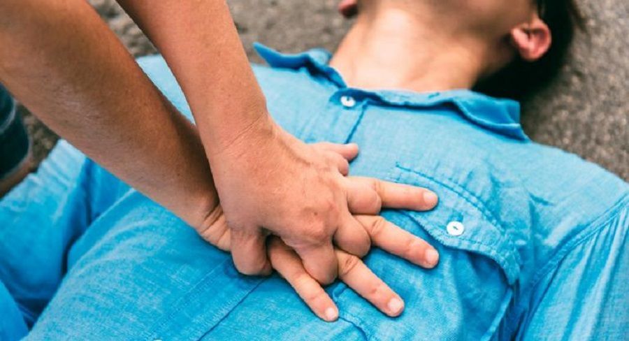 UN HOMBRE SE DESCOMPENSÓ EN PLENO CENTRO DE JESUS MARÍA Y LA POLICÍA LE PRACTICO RCP