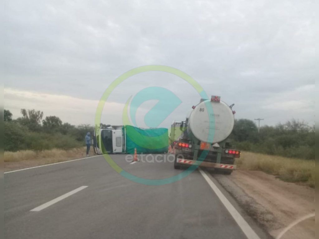 UN CAMIÓN VOLCÓ CERCA DE LUCIO V. MANSILLA