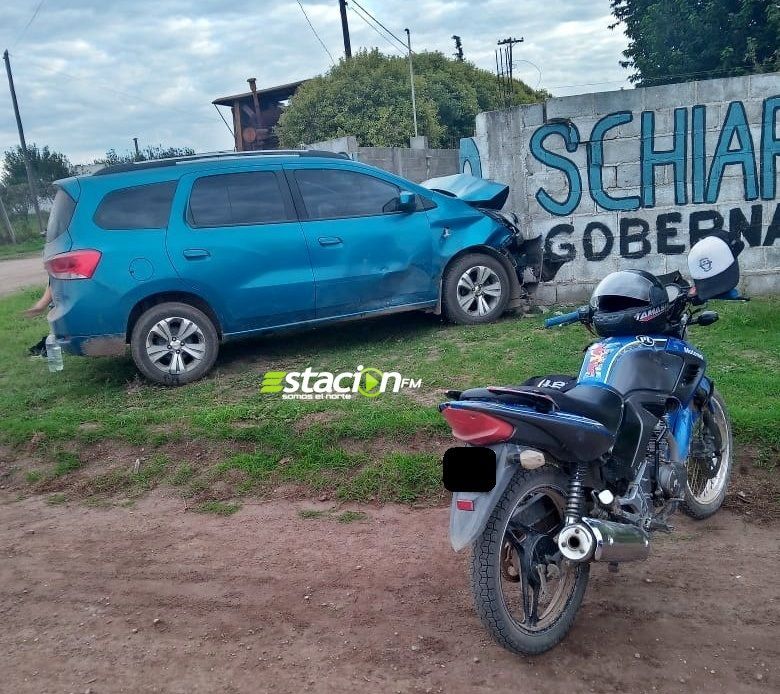 UNA CAMIONETA INTENTÓ ESQUIVAR UNA MOTO Y CHOCÓ CONTRA UNA PROPIEDAD