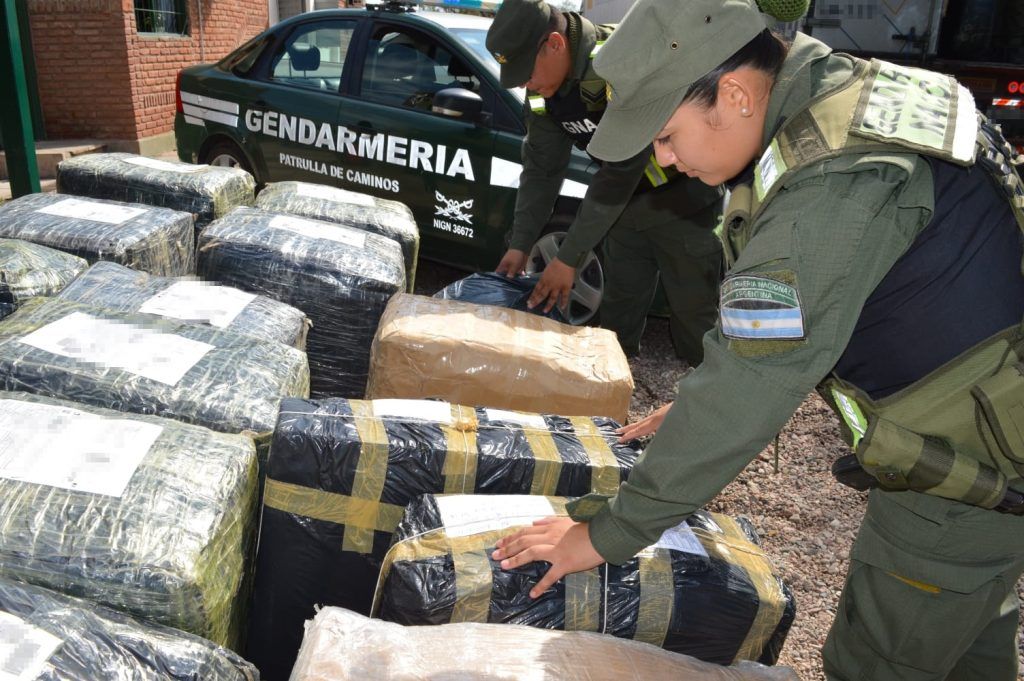 SINSACATE: GENDARMERÍA SECUESTRÓ NEUMATICOS Y MERCADERÍA DE CONTRABANDO