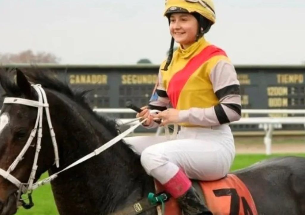 LA DRAMÁTICA CAIDA DEL CABALLO DE UNA JOCKETA EN EL HIPÓDROMO DE PALERMO