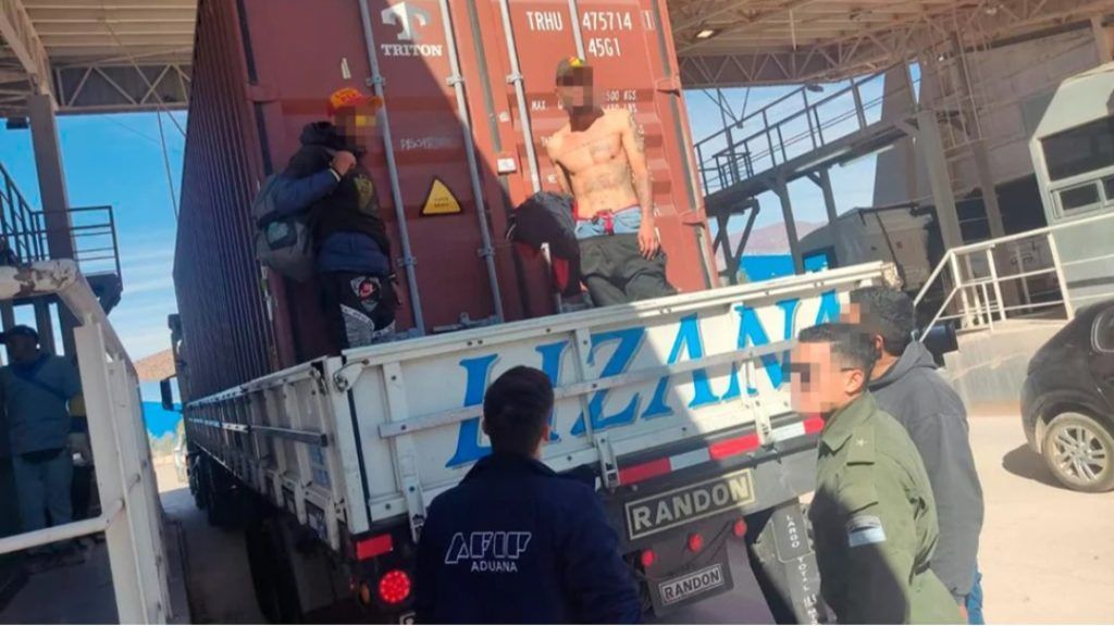 LA INSÓLITA EXCUSA DE DOS COLOMBIANOS QUE VIAJABAN DE POLIZONES EN UN CAMION QUE VENIA DE CHILE: “VAMOS A VER A BOCA”