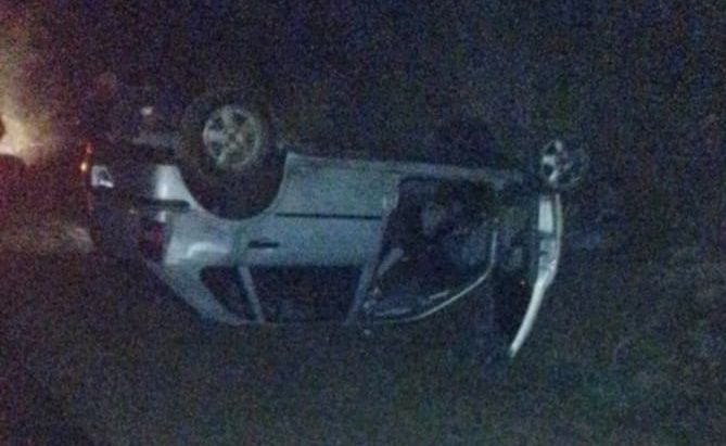 UN AUTOMÓVIL SE DIO VUELTA CERCA DE RÍO SECO
