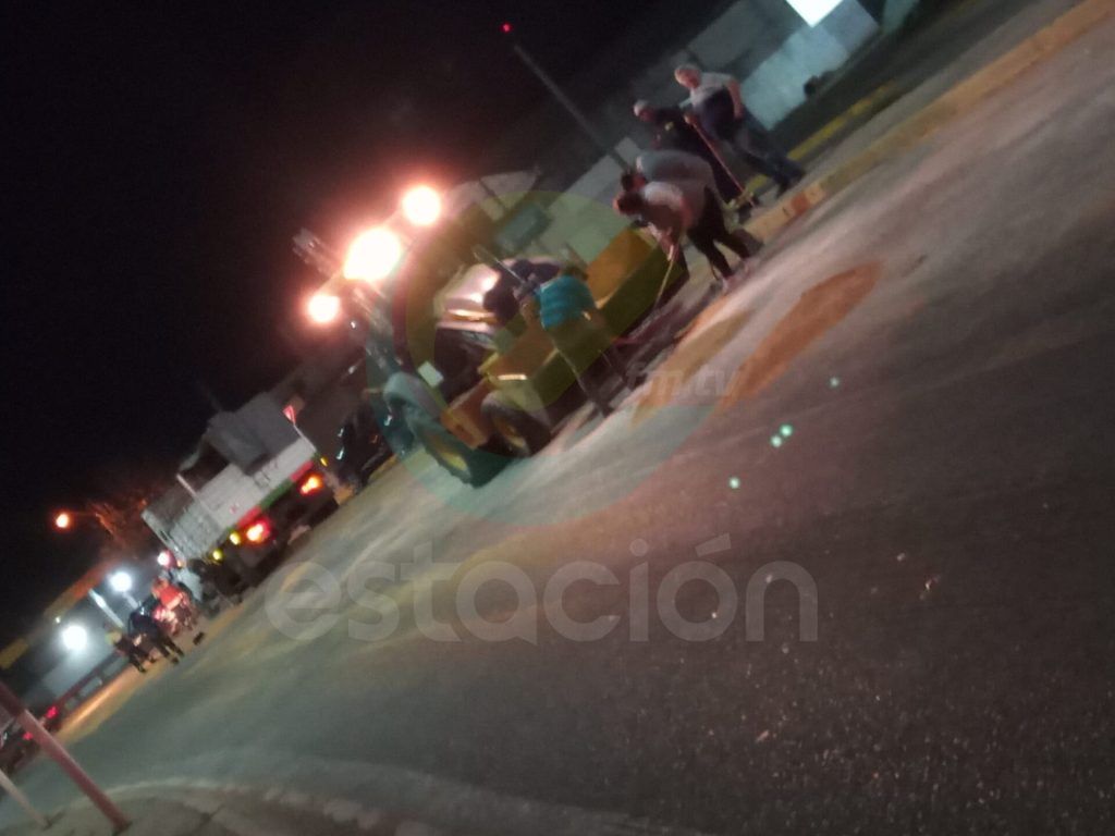 JESUS MARIA: SE LE ABRIÓ LA COMPUERTA A UN CAMIÓN Y PERDIÓ PARTE DE LA CARGA SOBRE LA RUTA