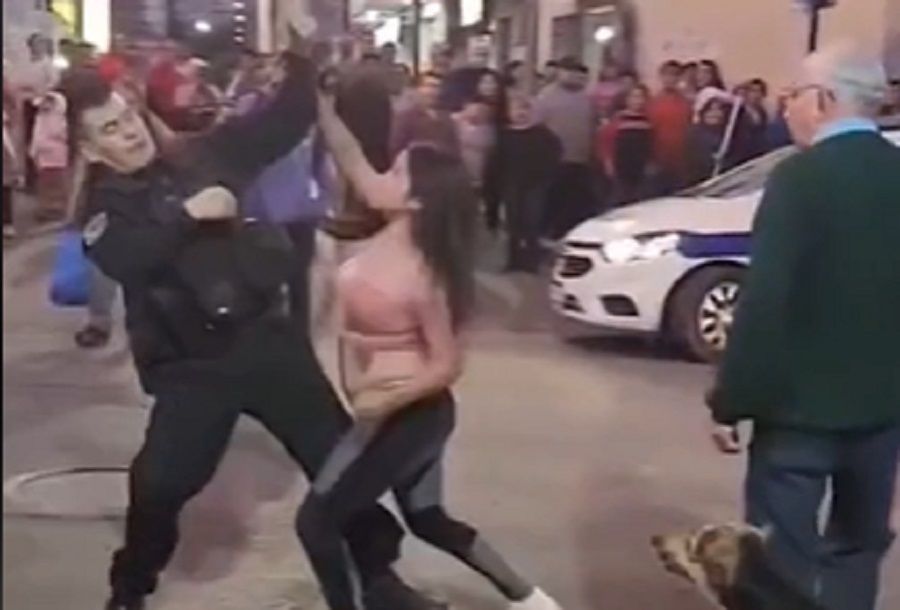 LA PELEA VIRAL DE UNA MUJER CON UN POLICIA CON UN RELATO DELIRANTE