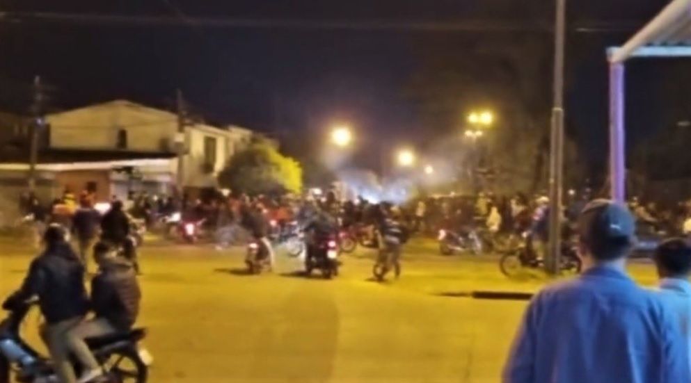DOS MUJERES SE CITARON A PELEAR EN LA CALLE Y 300 PERSONAS SE AUTOCONVOCARON PARA VERLAS Imagen: El Tres
