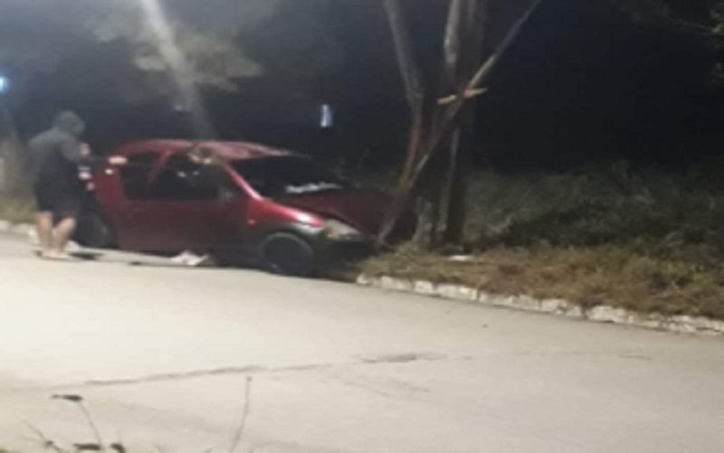 CRUZ DEL EJE: UNA CONDUCTORA PERDIÓ EL CONTROL Y CHOCÓ CONTRA UN POSTE
