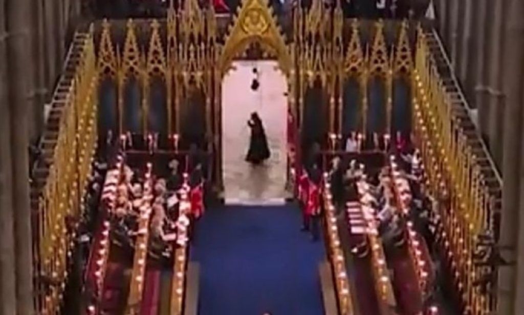LA EXTRAÑA IMAGEN DE LA “PARCA” QUE APARECIÓ DURANTE LA CORONACIÓN DE CARLOS III