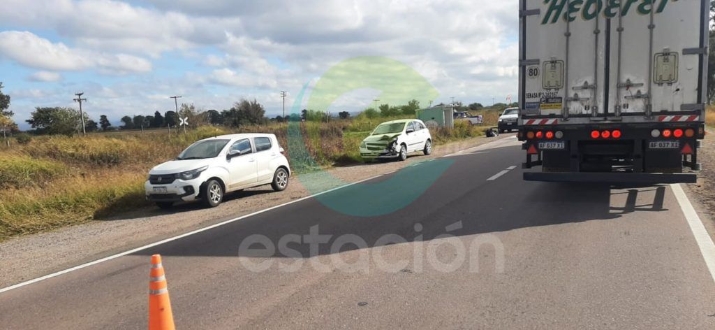 SARMIENTO: SE LE SALIÓ LA RUEDA A UN CAMIÓN E IMPACTÓ CON UN AUTOMÓVIL