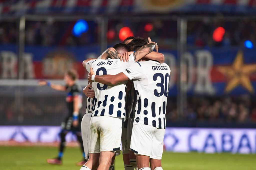 GANÓ TALLERES Y SE ACERCA A RIVER