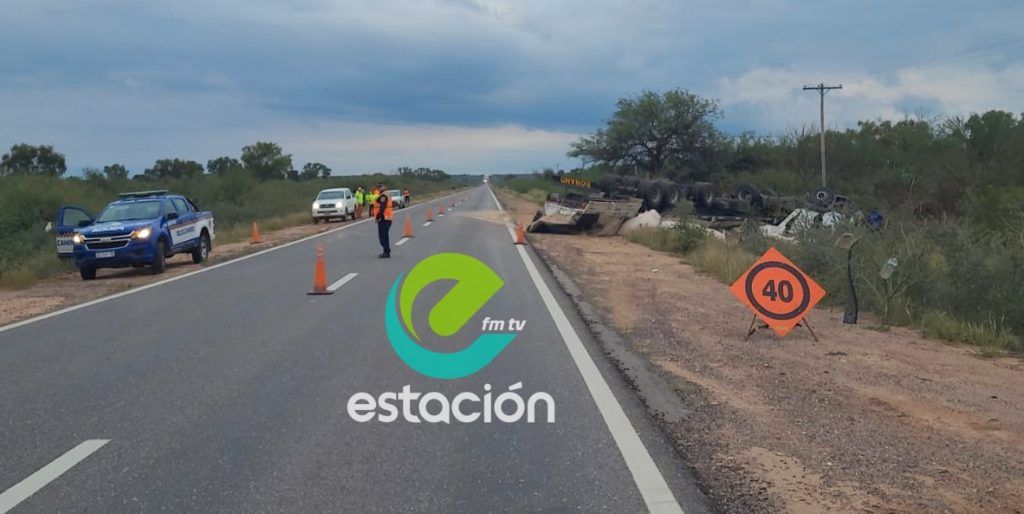UN CAMIÓN QUE TRANSPORTABA AZÚCAR SE ACCIDENTÓ EN LAS SALINAS