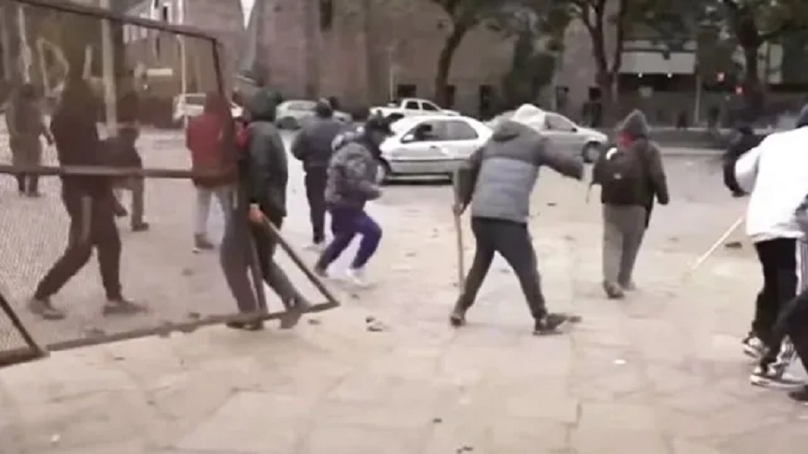 JUJUY: MANIFESTANTES ATACARON LA LEGISLATURA Y ENFRENTAN A LA POLICÍA POR LA REFORMA CONSTITUCIONAL
