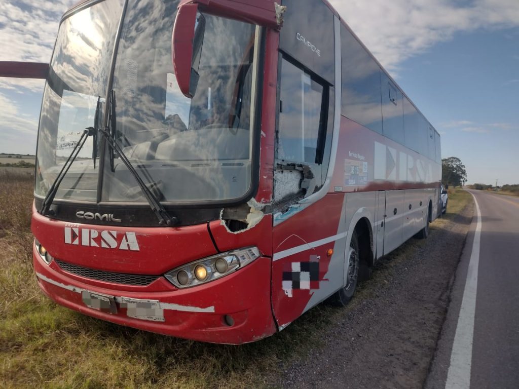 SARMIENTO: UN CAMIÓN INTENTÓ ADELANTAR UN COLECTIVO Y LO CHOCÓ