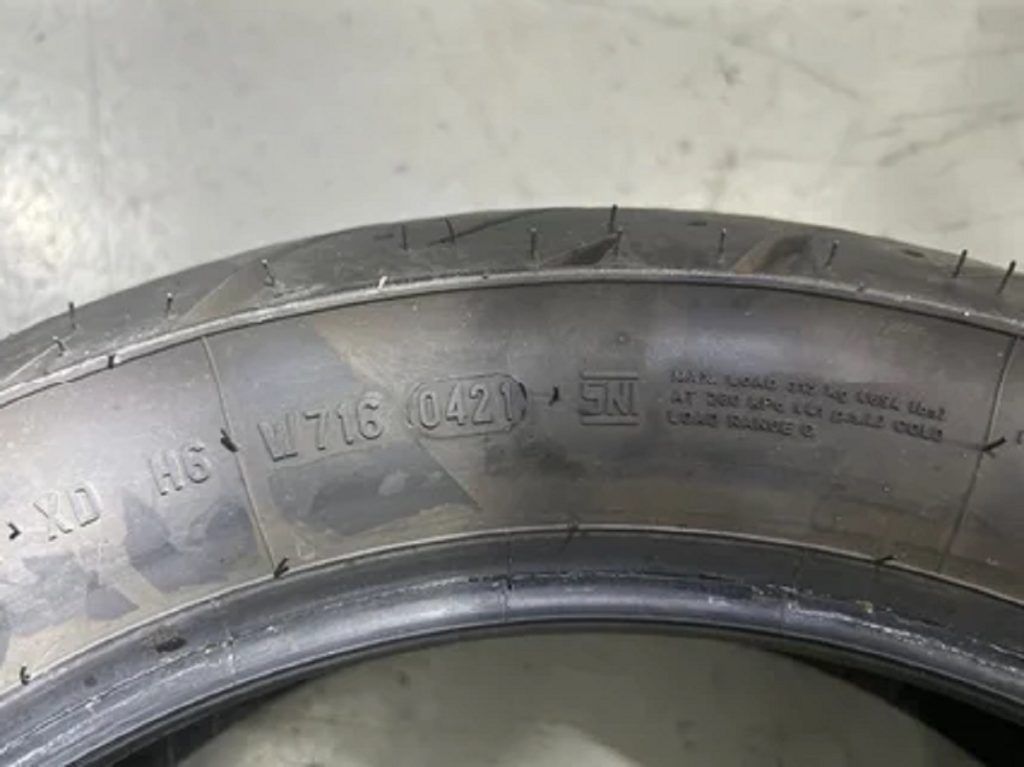 RECUPERAN GOMAS ROBADAS EN UN COMERCIO EN CRUZ DEL EJE