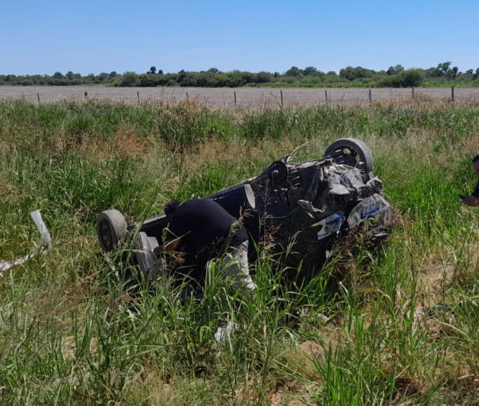 LA DORMIDA: UN AUTO TUMBÓ Y DEJÓ DOS PERSONAS CON IMPORTANTES HERIDAS