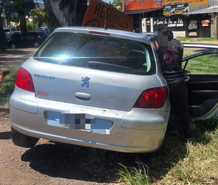 UN AUTO CHOCÓ CONTRA UN ÁRBOL EN SINSACATE