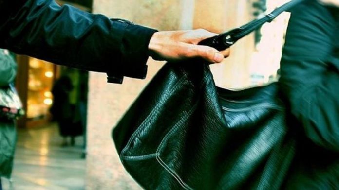 JESUS MARÍA: UN LADRÓN EN MOTO LE ARREBATÓ LA CARTERA A UNA MUJER EN BARRIO NORTE