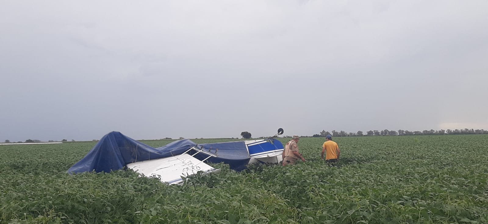 ACCIDENTE AÉREO: UNA AVIONETA DE FUMIGACIÓN SE ESTRELLÓ EN LA ZONA RURAL DE ALTO CHIPIÓN