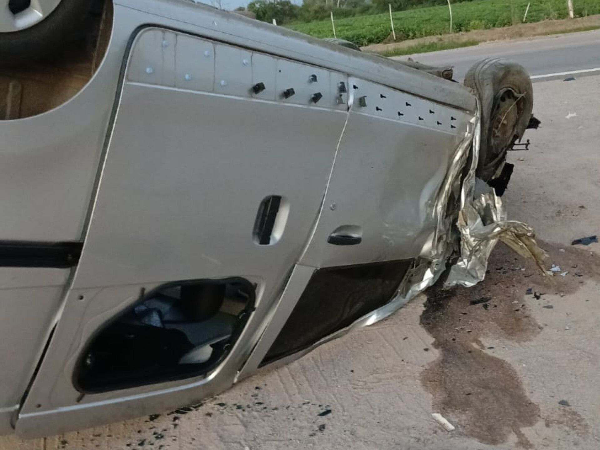 UN CAMIÓN CARGADO CON POLLOS Y UNA KANGOO CHOCARON CERCA DE LAS PEÑAS