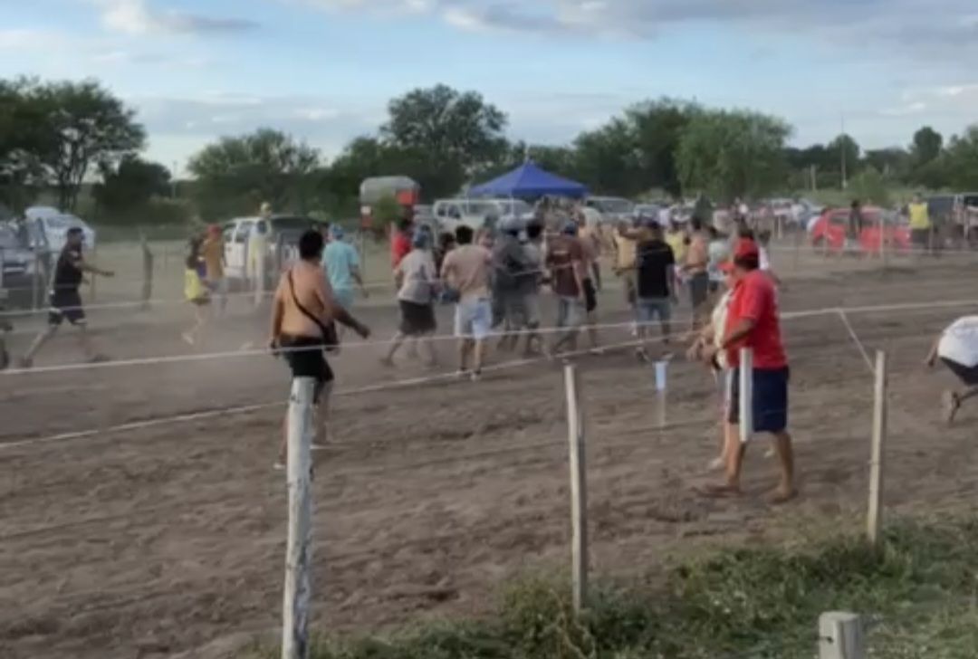 VIDEO: BATALLA CAMPAL EN UNA CARRERA DE CABALLOS EN EL BRETE