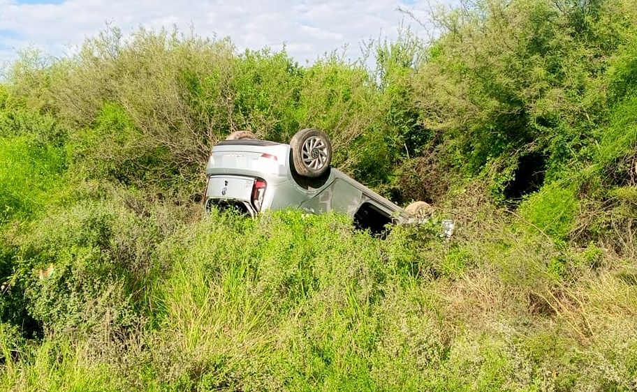 UN AUTO SE DIO VUELTA CERCA DE LAS SALINAS