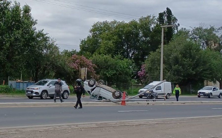ESTACIÓN CAROYA: UN CONDUCTOR SE DESVANECIÓ Y CHOCÓ CONTRA POSTES DE ALUMBRADO