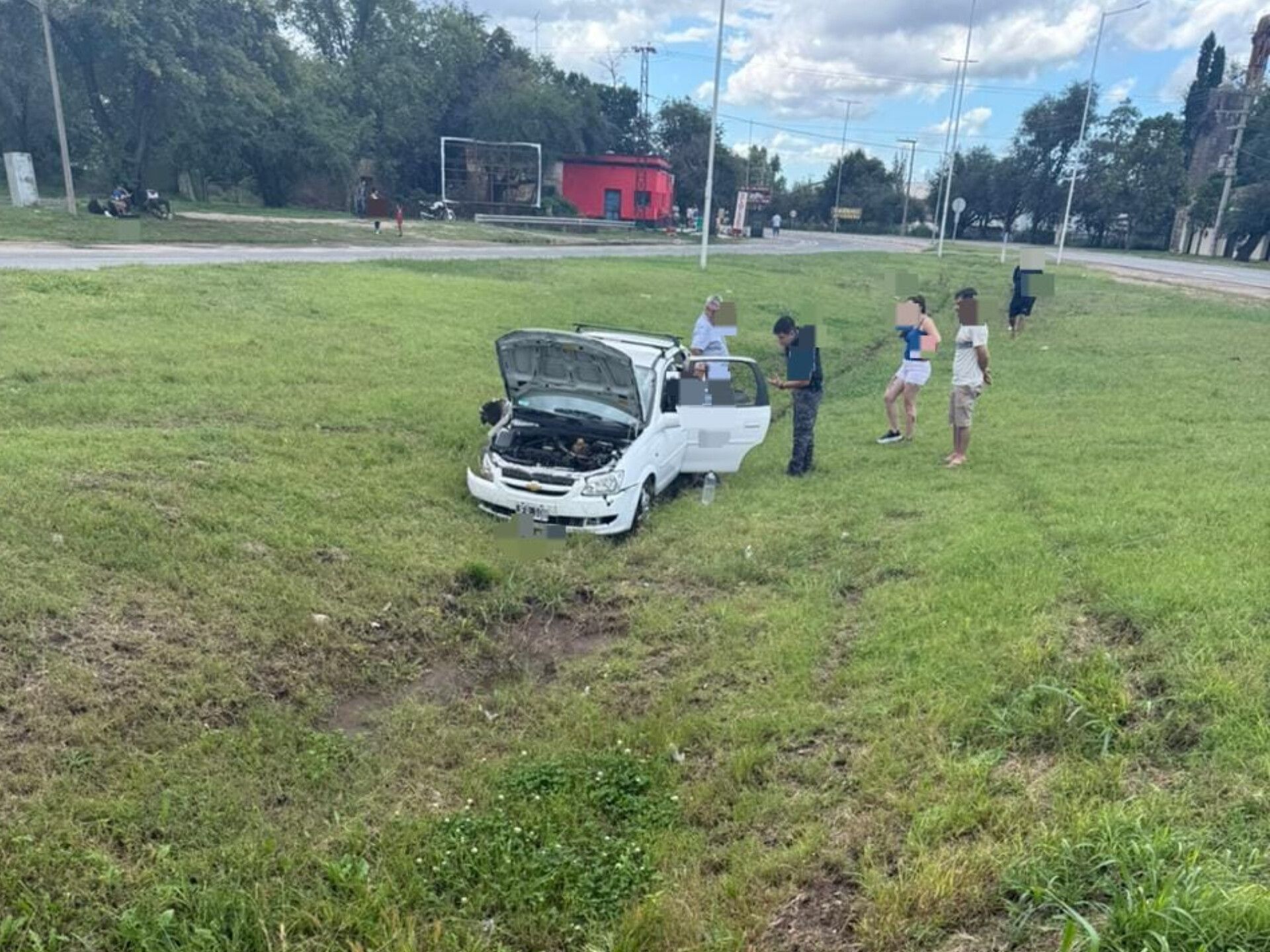 SE LE ROMPIÓ EL AUTO Y TERMINÓ DESPISTANDO EN COLONIA CAROYA