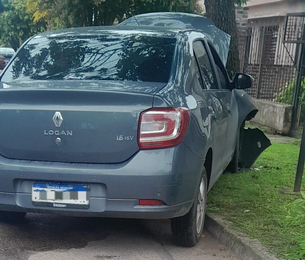 LA DORMIDA: UN AUTO PERDIÓ EL CONTROL Y CHOCÓ CONTRA UN ÁRBOL