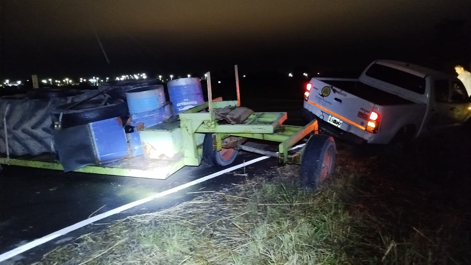 SE LE DESPRENDIÓ EL CARRETÓN, SE DIO VUELTA Y QUEDÓ EMPANTANADO