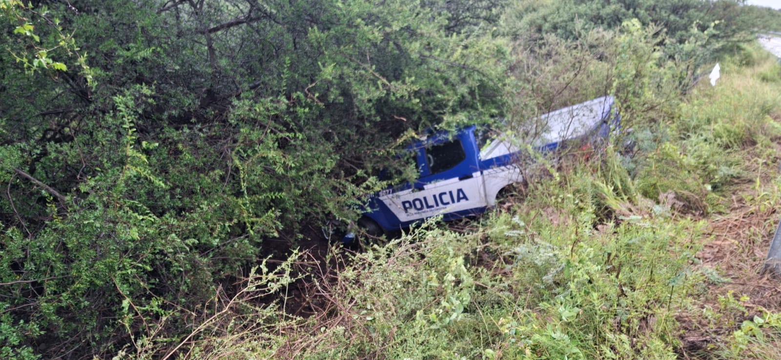 UN MÓVIL POLICIAL CAYÓ A UNA BARRANCA EN LA RUTA 38