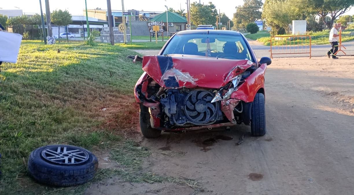 SE LE DESPRENDIÓ LA CAJA DE HERRAMIENTAS A UN CAMIÓN E IMPACTÓ CONTRA UN AUTO