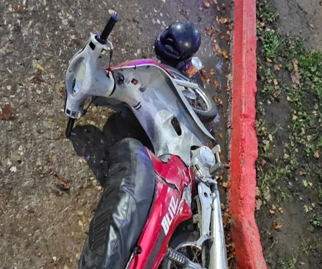 COLISIÓN ENTRE UN AUTOMÓVIL Y UNA MOTOCICLETA EN COLONIA CAROYA DEJA UN HERIDO