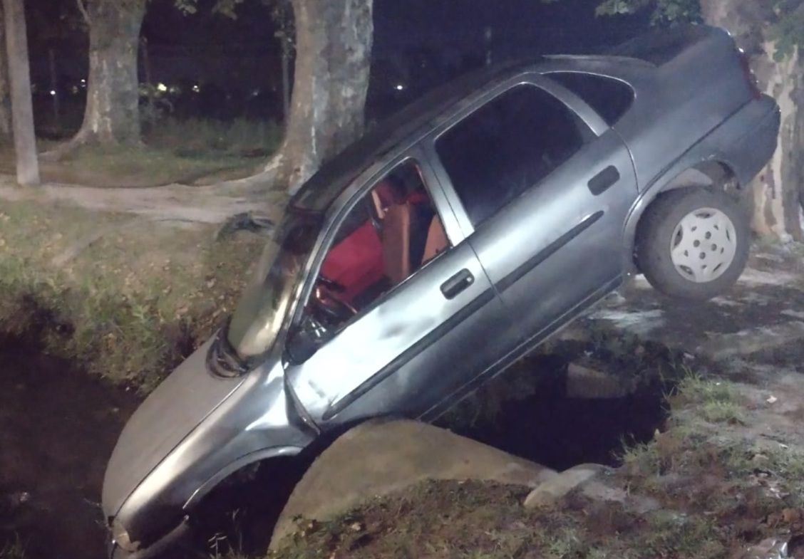 VILLA DEL TOTORAL: UN AUTOMÓVIL PERDIÓ EL CONTROL Y CAYÓ EN UNA ACEQUIA
