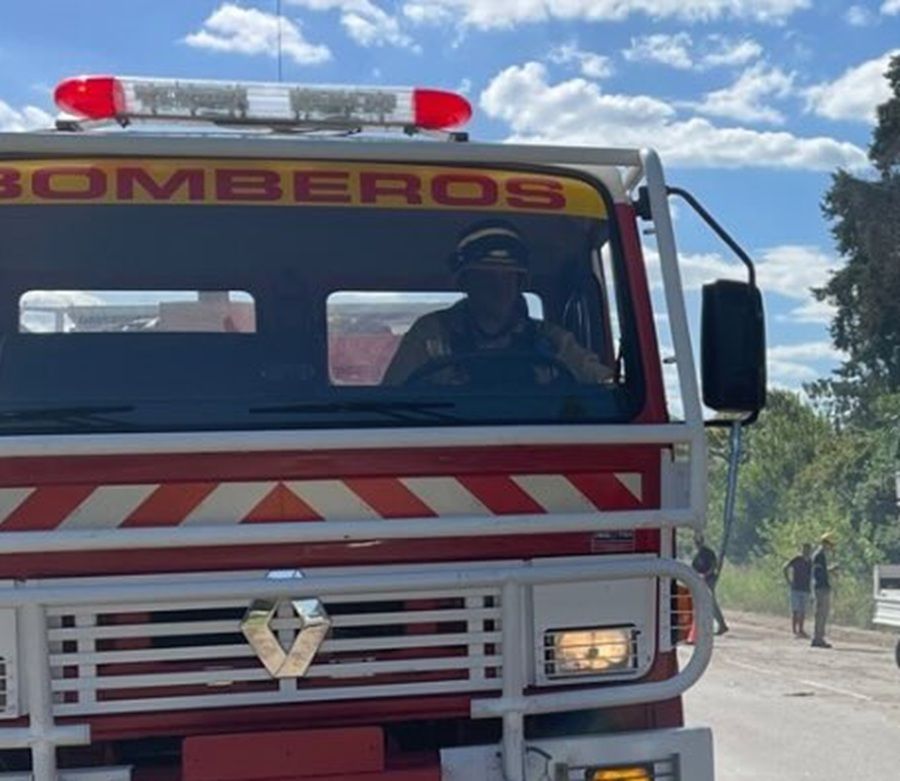 CONTROLAN INCENDIO DE COSECHADORA Y RASTROJO EN LAS PEÑAS