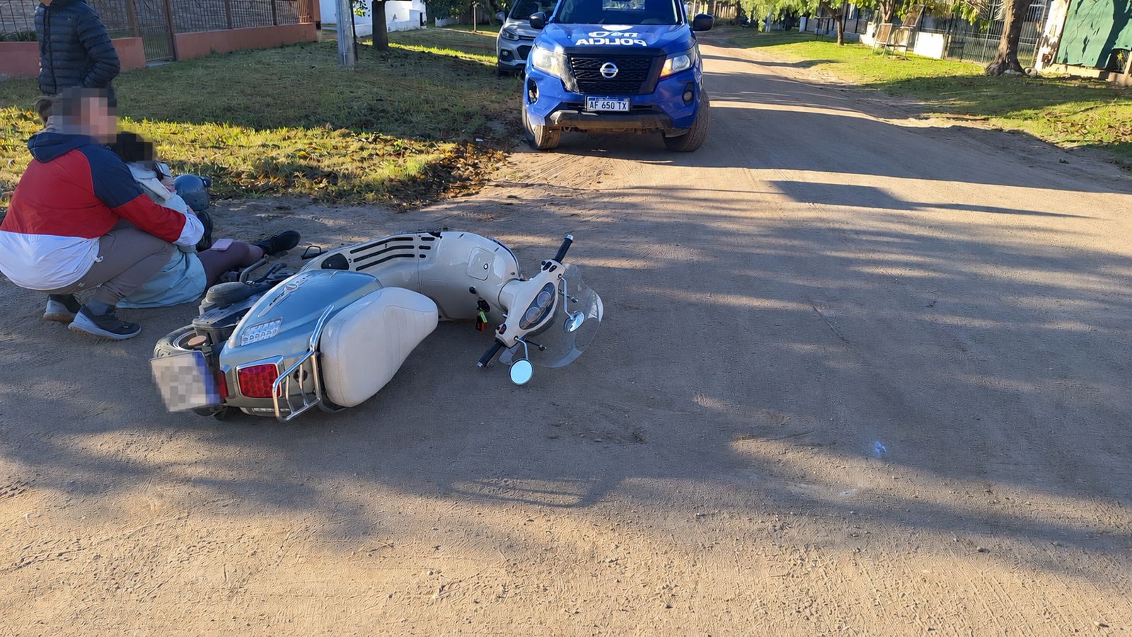 CHOQUE ENTRE UNA CAMIONETA Y UNA MOTOCICLETA EN COLONIA CAROYA DEJA A UNA MUJER HOSPITALIZADA