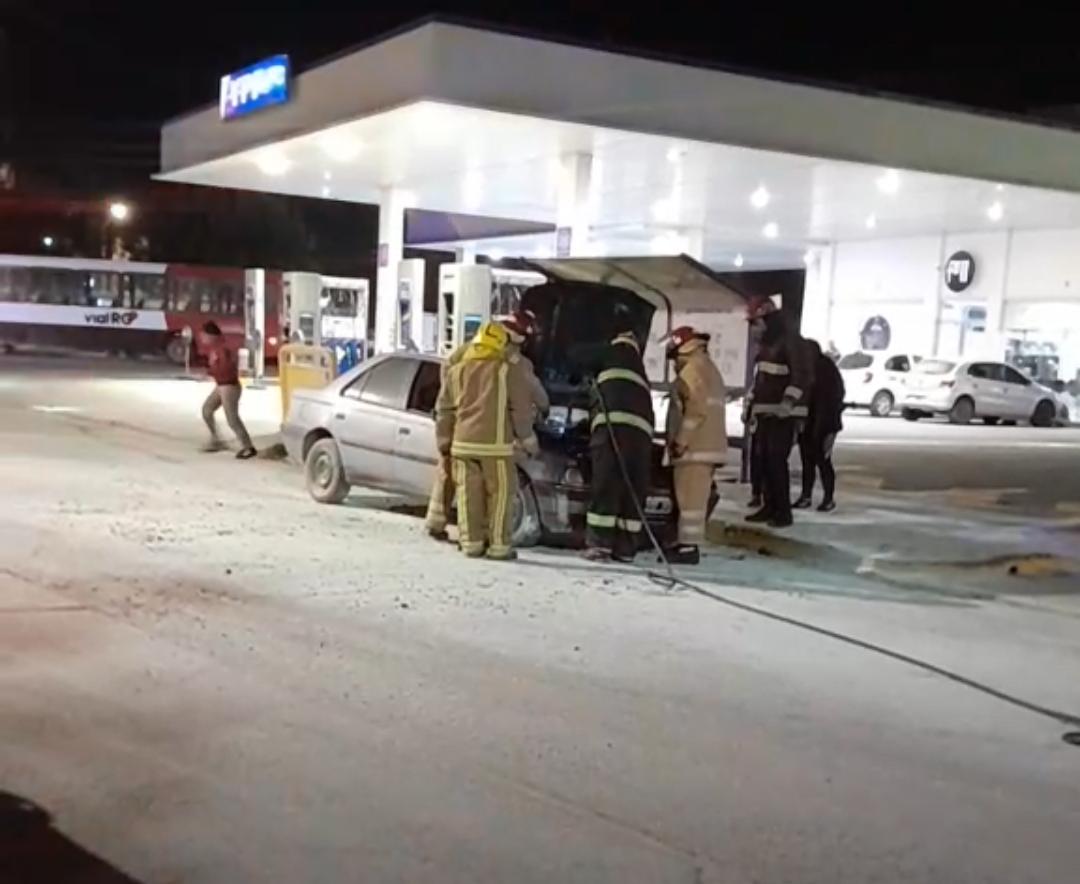 CRUZ DEL EJE: UN AUTO SE PRENDIÓ FUEGO TRAS CARGAR COMBUSTIBLE
