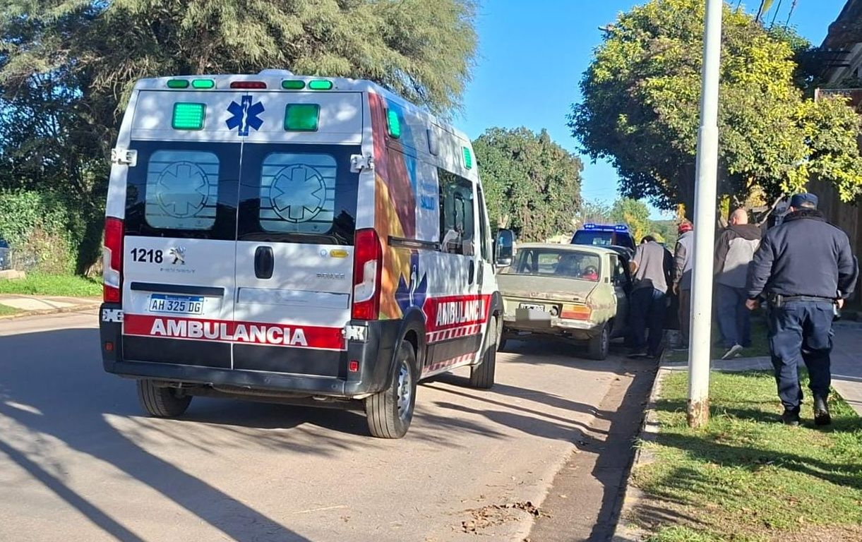 DOS AUTOS CHOCARON EN PLENO CENTRO DE LA DORMIDA
