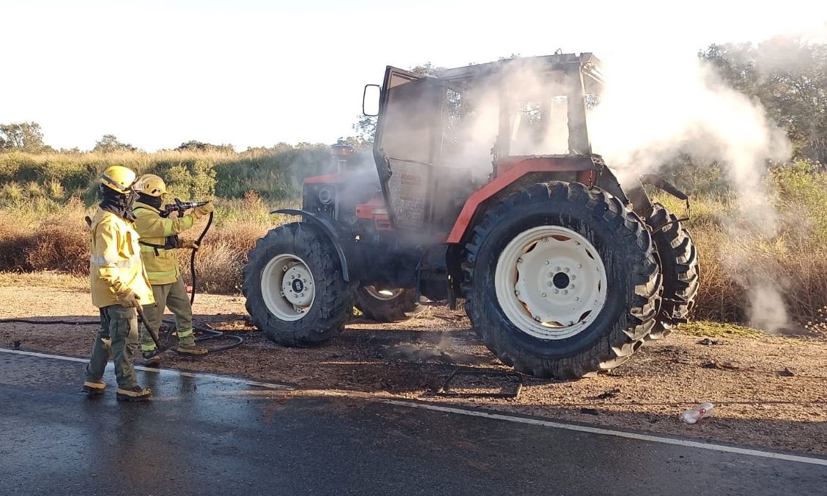 UN TRACTOR SE INCENDIÓ CERCA DE LA DORMIDA