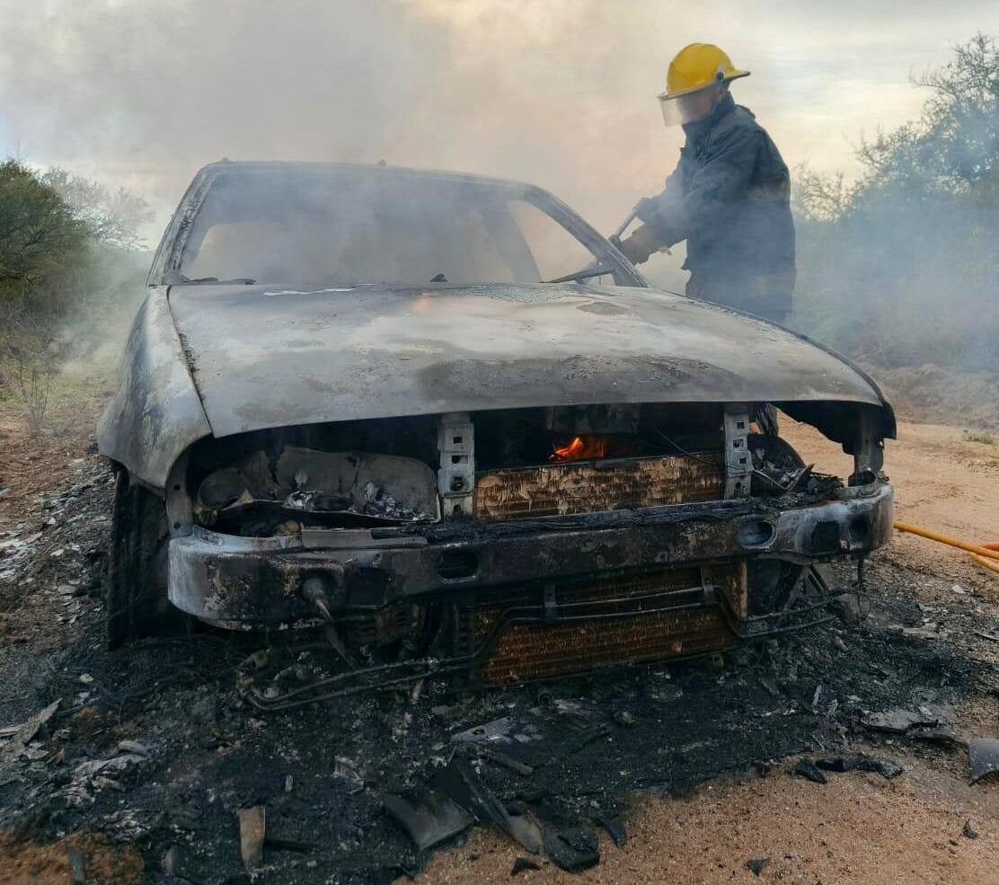 UN AUTO SE INCINERÓ CERCA DE CAMINIAGA