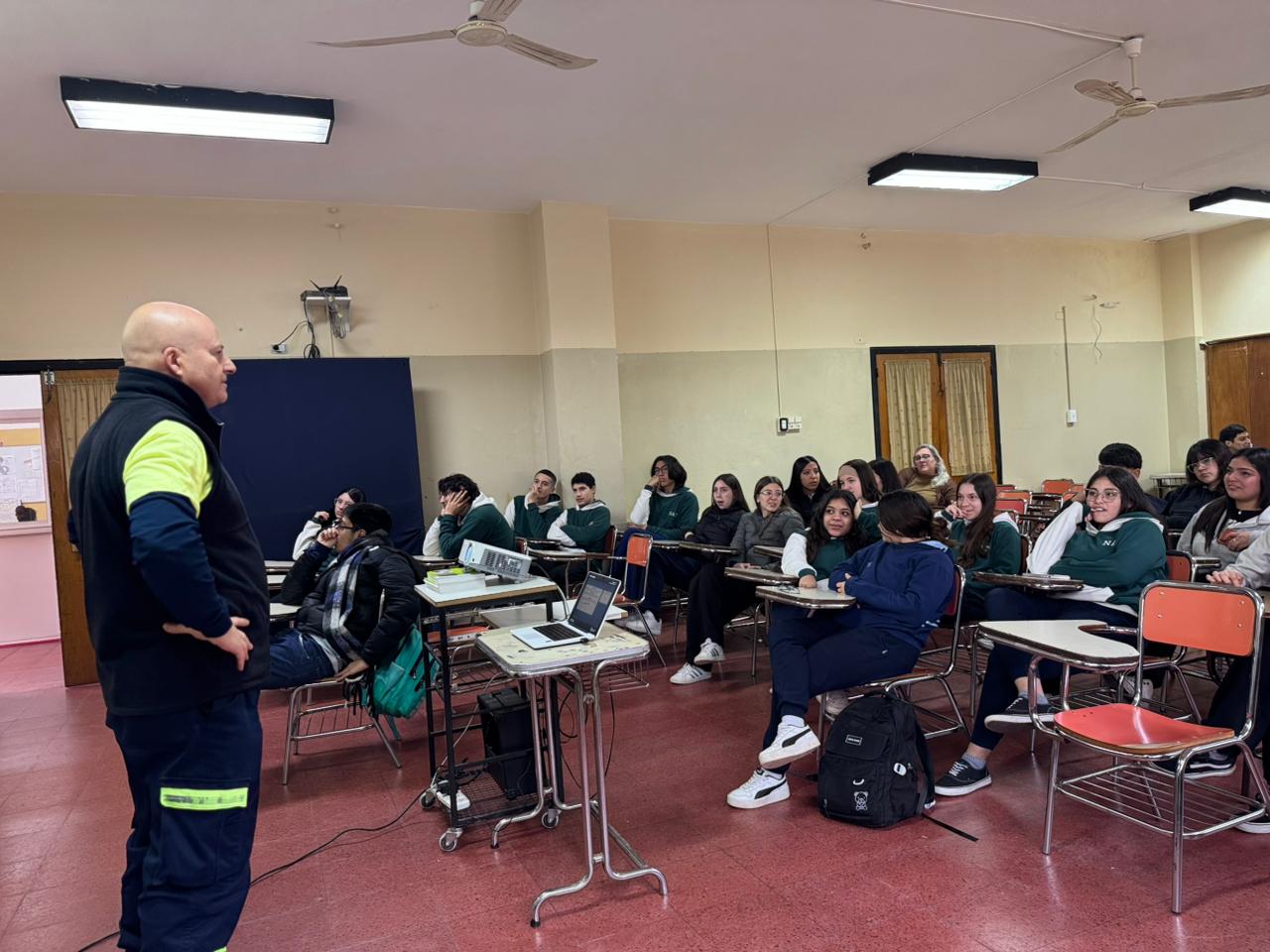 JESÚS MARÍA LLEVA LA SEGURIDAD VIAL A LAS AULAS: COMENZÓ LA CAPACITACIÓN EN CONDUCCIÓN RESPONSABLE
