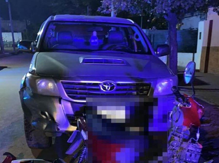 UN MOTOCICLISTA SIN CASCO RESULTÓ HERIDO TRAS CHOCAR CONTRA UNA CAMIONETA ESTACIONADA EN CRUZ DEL EJE