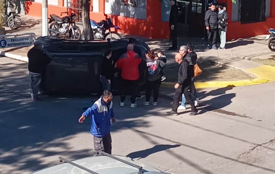CHOQUE EN JESÚS MARÍA DEJÓ A UN AUTO VOLCADO Y EL TRÁNSITO INTERRUMPIDO