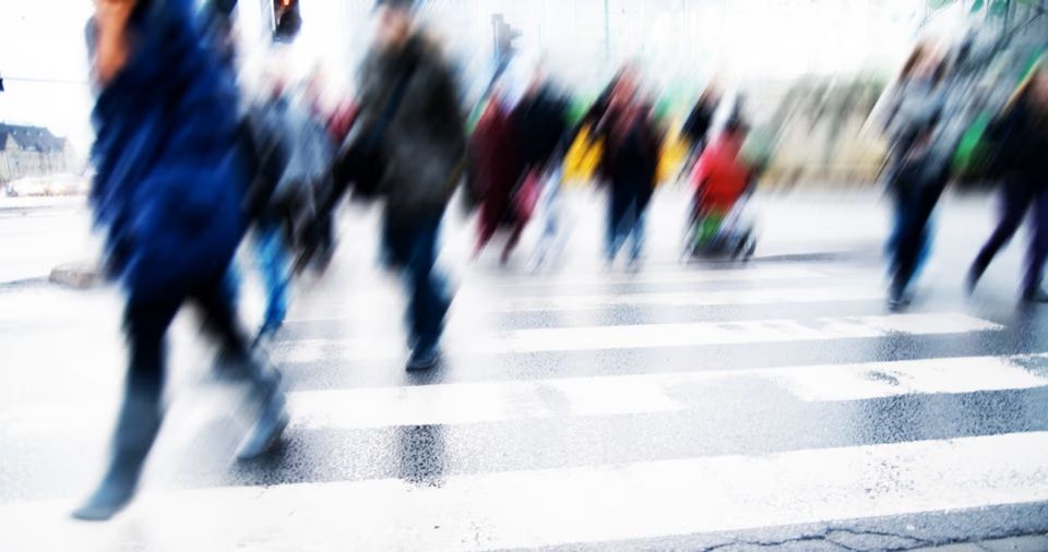 ¿POR QUÉ TENDEMOS A CAMINAR EN EL SENTIDO CONTRARIO A LAS AGUJAS DEL RELOJ? UN HALLAZGO CLAVE PARA EL DISEÑO DE EVACUACIONES