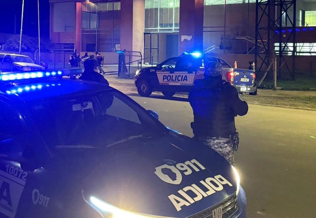 INCITABA A PELEAR A VECINOS Y POLICÍAS, Y LE DIO UN CABEZAZO A UNA VENTANILLA