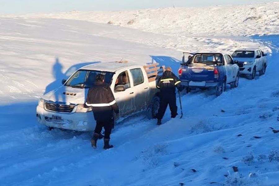 RESCATARON A UNA PAREJA QUE QUEDÓ ATRAPADA EN UNA CAMIONETA CERRO PIEDRA CON -22°C