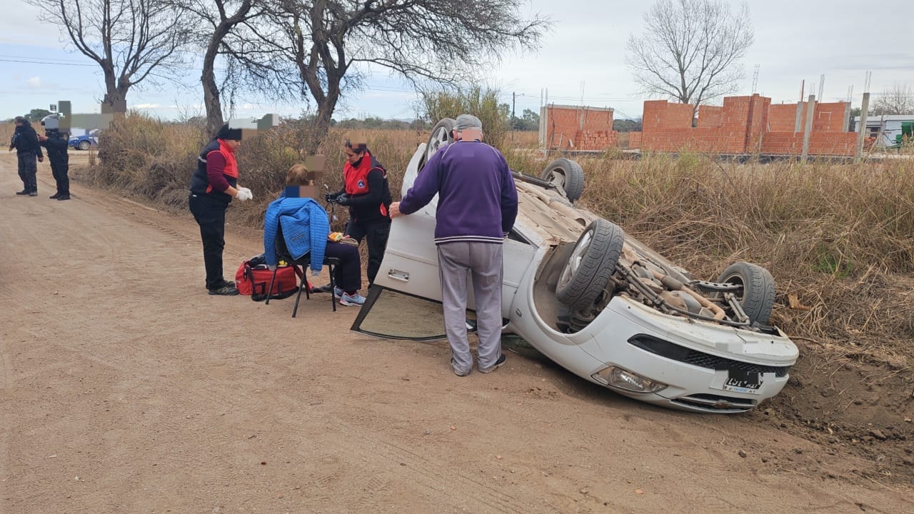 COLONIA CAROYA: UNA MUJER DE 77 AÑOS RESULTÓ HERIDA TRAS VOLCAR SU AUTO