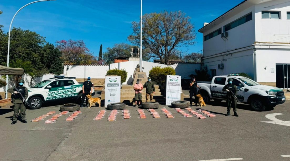 HALLAZGO MULTIMILLONARIO EN CATAMARCA: OCULTABAN MÁS DE 78 KILOS DE DROGA EN LAS RUEDAS DE UN CAMIÓN